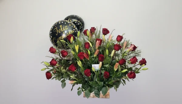 Canasto de 25 Rosas y lilium Blanco